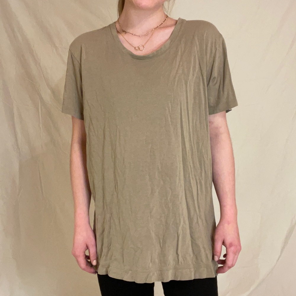 Oversized, light army green Tshirt